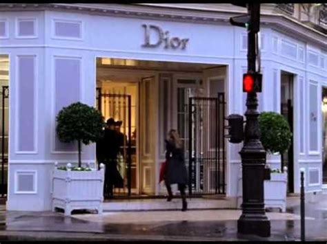 carrie falls in dior|Carrie Bradshaw falling in Dior .